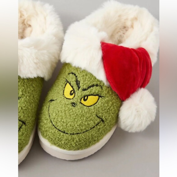 American Eagle Grinch Scuff Slippers Green Faux Fur Santa Hat Size 7 NWOT - Picture 10 of 14
